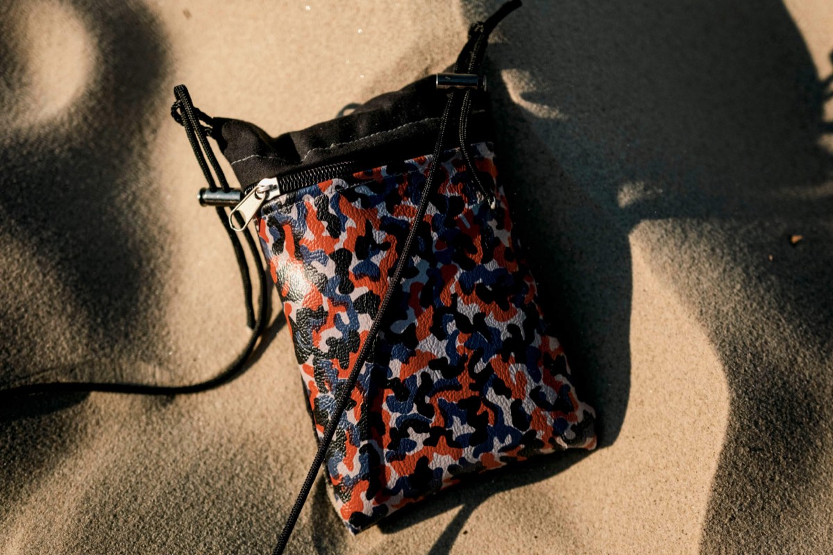 Produktfotografie einer Tasche im Sonnenlicht