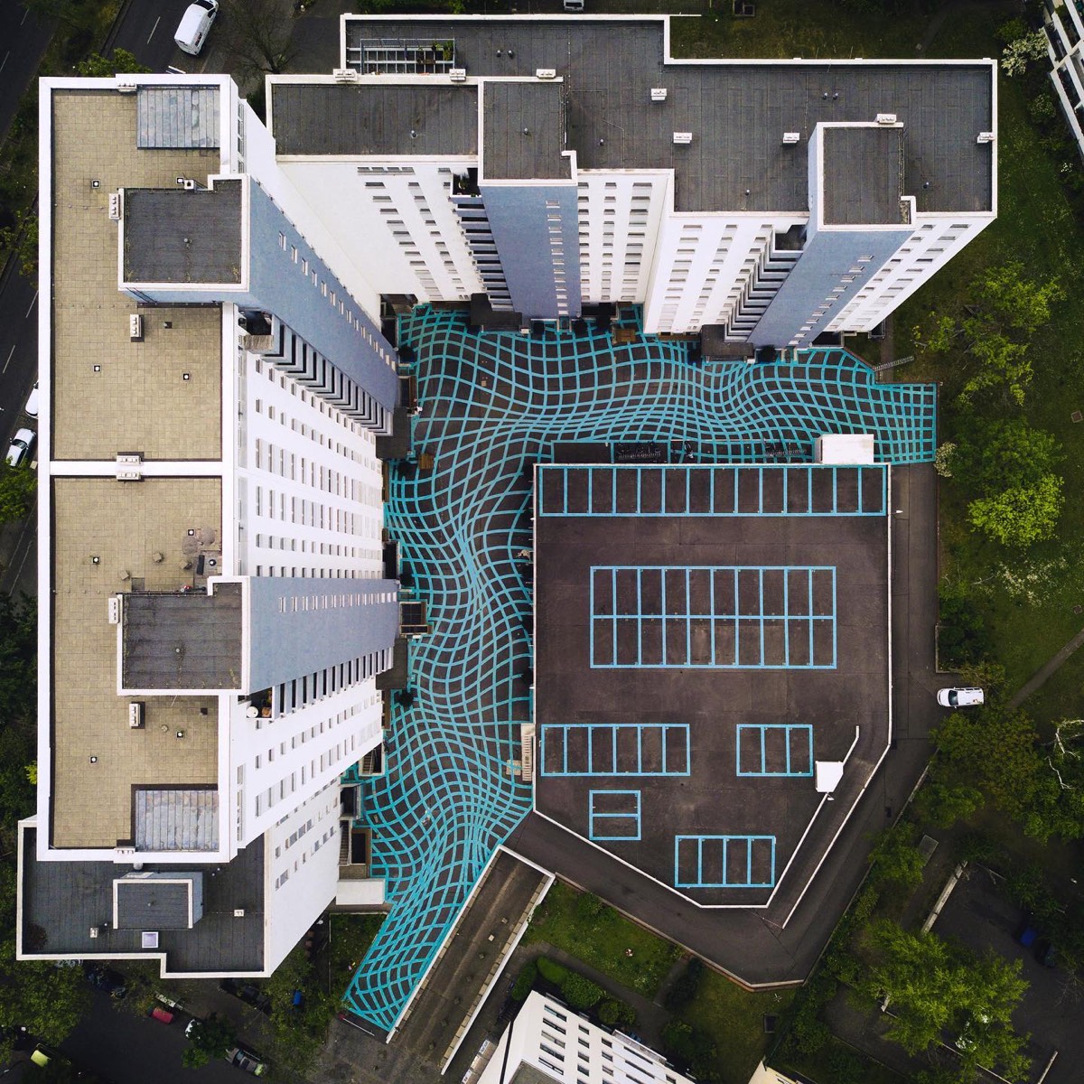 Luftaufnahme eines begehbaren Wellenmusters auf dem Parkdeck am Wittenbergplatz, Berlin