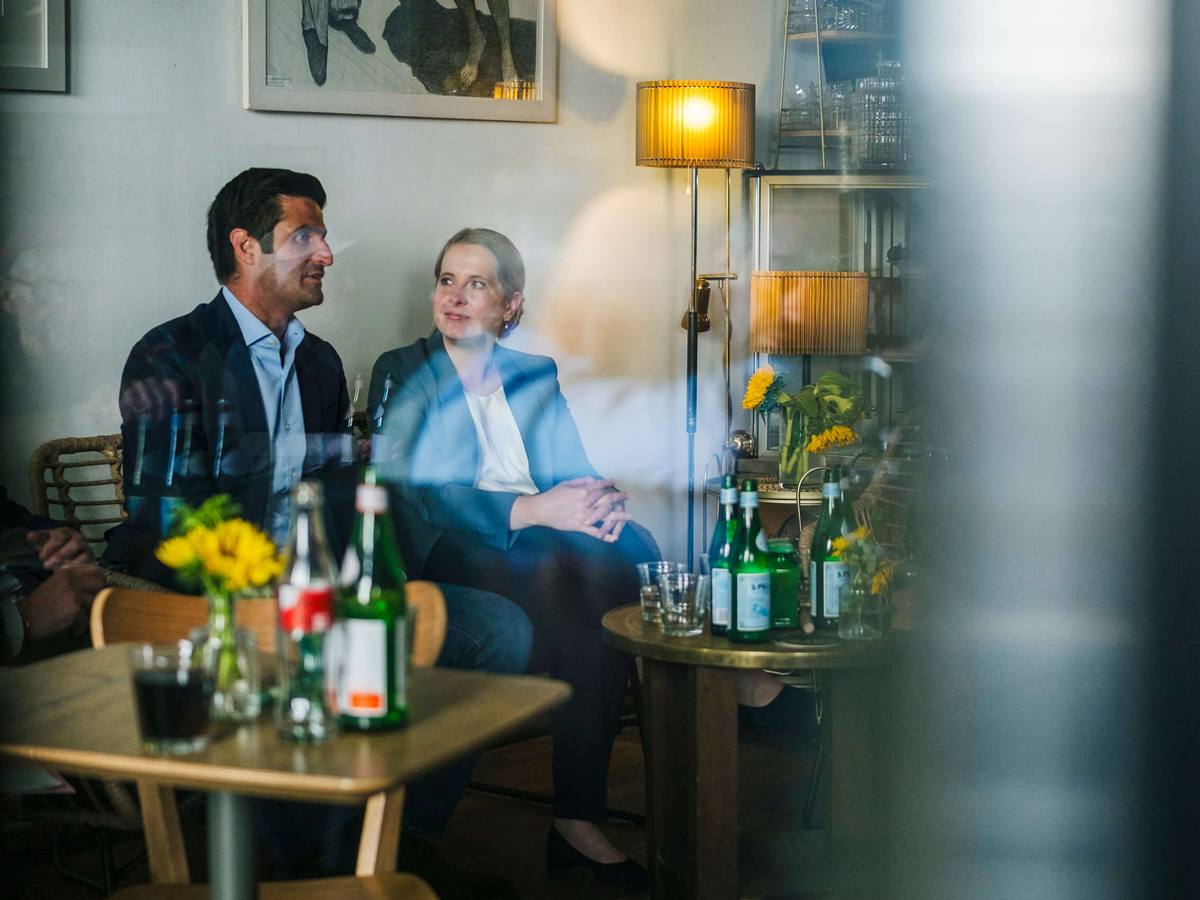 Kandidat im Gespräch mit einer Kollegin während der SPD-Wahlkampagne, Reportage im Café